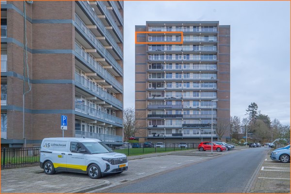 “A room with a view” zo zou je dit ruime appartement op tiende verdieping met aan twee kanten panoramisch uitzicht over omgeving kunnen samenvatten.
